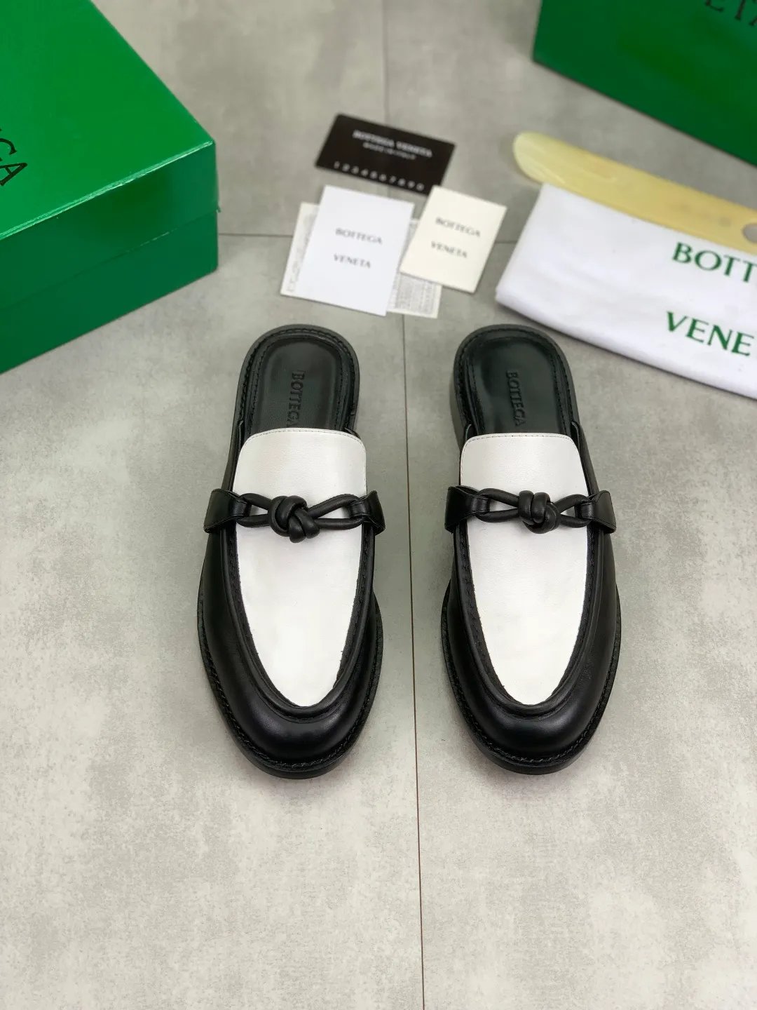 Men's shoes 💰P800 [New model] (genuine leather outsole) water-dyed cow lining 💰High-quality business couple half-slip leather shoes 💎💎💎 BOTTEGA VENETA official website synchronizes the latest top version of BV in the market, accepts material comparison, shoe type comparison, process comparison, practical and textured, versatile and suitable for any occasion, the more you look at it, the more flavorful it becomes. Purely hand-knitted craftsmanship - Upper material, calfskin imported from Italy 🇮🇹 - High-quality water-dyed cowhide lining - Original private model customized leather outsole -Size: Female 35-39 (40 ordered) Male 39-44 (38 45 can be customized) Color: Multiple colors available